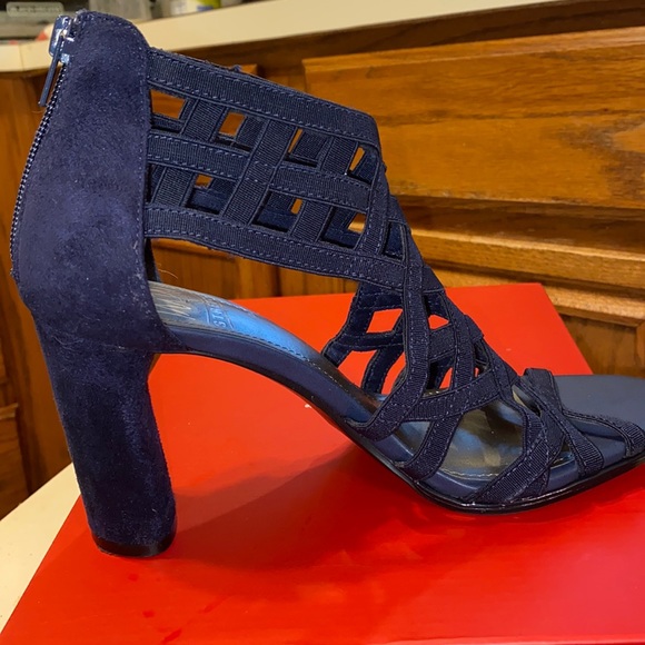 TANY  navy blocked heels size 7m NWT - Picture 1 of 10